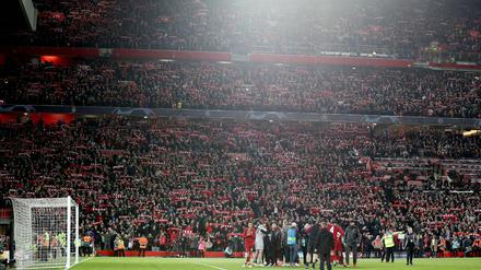 Der Jubel nach dem Wunder. Liverpools Spieler auf dem Rasen in Anfield. 