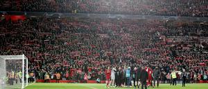 Der Jubel nach dem Wunder. Liverpools Spieler auf dem Rasen in Anfield. 