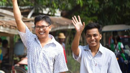 Die Journalisten Wa Lone und Kyaw Soe Oo verlassen das Gefängnis in Rangun.