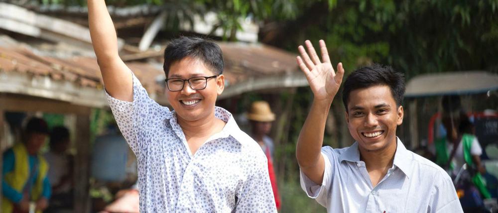 Die Journalisten Wa Lone und Kyaw Soe Oo verlassen das Gefängnis in Rangun.