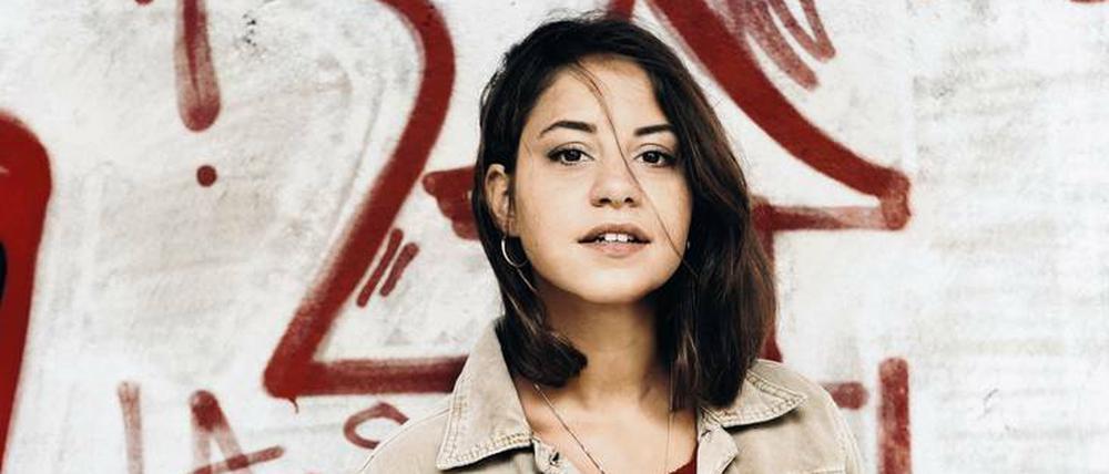 Die Berlinerin Aynur (Almila Bazraaçak) flieht erst vor ihrem gewalttätigen Ehemann und später vor dem Terror ihrer Brüder. 