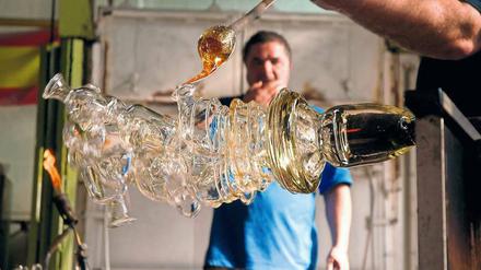 Kunst und Handwerk gehören zusammen. Hier wird eine Glasskulptur von Tony Cragg gefertigt.