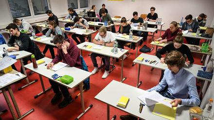 In Bundesländern wie Baden-Württemberg - hier ein Foto vom diesjährigen Abitur - wird pro Schüler wesentlich weniger Geld ausgegeben als in Berlin mit seinem hohen Anteil an Schülern aus sozial prekären Verhältnissen.