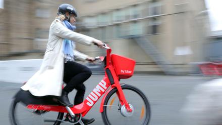 Eine Frau testet auf dem Hof der Alten Münze ein Jump-Elektrofahrrad von Fahrdienstvermittler Uber. 