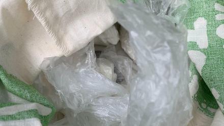 In einem Jutebeutel trug der Mann laut Polizei die Drogen bei sich.