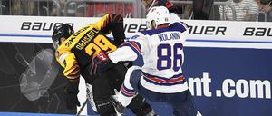 Leon Draisaitl wird hart bedrängt vom US-Amerikaner Christian Wolanin. 