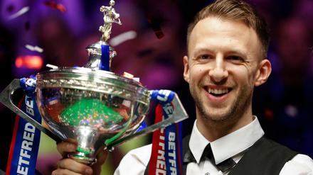 Strahlender Sieger. Judd Trump präsentiert den WM-Pokal in The Crucible.
