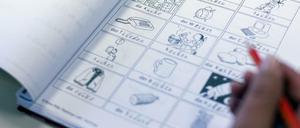 Sprachübungen in einem Alphabetisierungskurs an einer Volkshochschule.