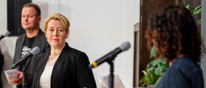 Klaus Lederer (l-r), Spitzenkandidat der Partei Die Linke, Franziska Giffey, Landesvorsitzende der SPD, und Bettina Jarasch, Spitzenkandidatin von Bündnis 90/Die Grünen.