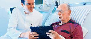 Perspektivwechsel. Mit digitalen Fragebögen sollen Patienten (hier am Herzzentrum der Uniklinik Dresden) auch nach der Entlassung Auskunft über ihr Befinden geben – um zu messen, ob eine Therapie auch aus Sicht der Behandelten „erfolgreich“ war. 