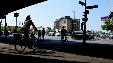 An der Oberbaumbrücke die Kreuzung Mühlenstraße / Stralauer Allee mit der Warschauer Straße.
