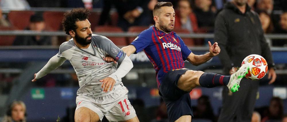 Gezerre um die Besten. Liverpools Mohamed Salah (l.) im Duell mit Jordi Alba vom FC Barcelona.