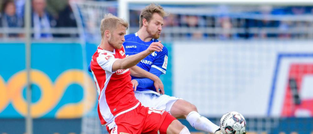 Zu spät. Sebastian Andersson (l.) und seine Kollegen taten sich schwer gegen Darmstadt 98 (r. Immanuel Höhn).