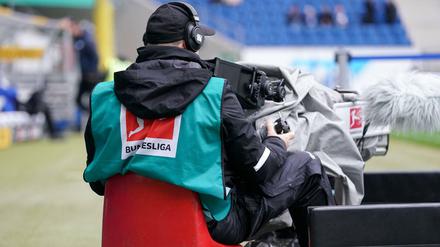 Ein Kameramann im Einsatz bei der Bundesliga. 