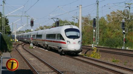 Ein ICE nach Leipzig fährt durch den Bahnhof Teltow