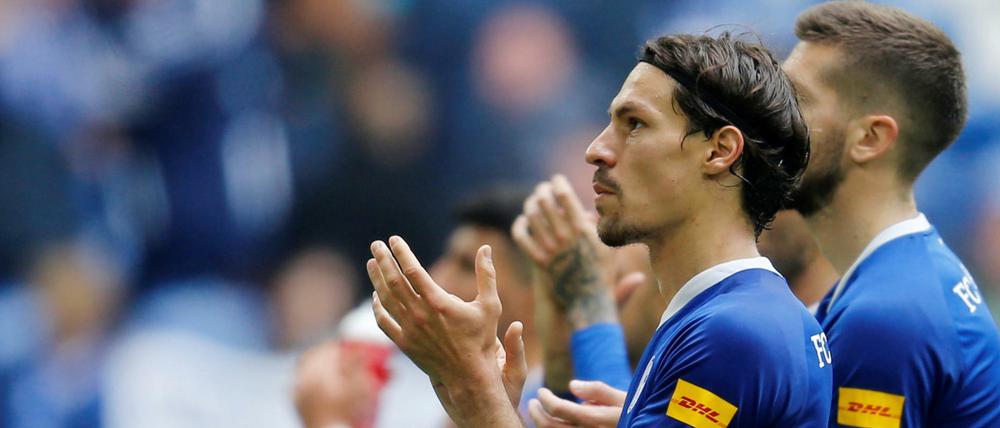 Applaus für den Klassenerhalt. Schalke 04 bleibt sicher in der Bundesliga.