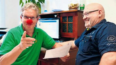 Jan-Peter Jansen (l.), hier mit Schmerzpatient Roland Wagner, ist Ärztlicher Leiter des Schmerzzentrums Berlin in der Schönhauser Alle und Botschafter der von Eckart von Hirschhausen gegründeten Stiftung „Humor hilft heilen“. 