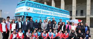 Der neue Jubiläums-Bus fährt nach dem Motto "50 Jahre-50 Orte" ein Jahr lang durch ganz Deutschland - stets auf der Suche nach Plätzen, bei denen es eine emotionale Verbindung zu "Jugend trainiert" gibt