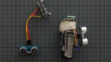 So sah der erste Prototyp für den Radmesser-Sensor des Tagesspiegels aus, mit dem später 100 Radfahrer in Berlin gemessen haben, wie eng sie von Autos auf Berlins Straßen überholt werden.