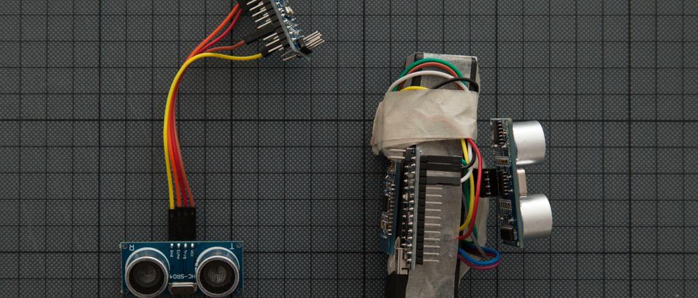 So sah der erste Prototyp für den Radmesser-Sensor des Tagesspiegels aus, mit dem später 100 Radfahrer in Berlin gemessen haben, wie eng sie von Autos auf Berlins Straßen überholt werden.
