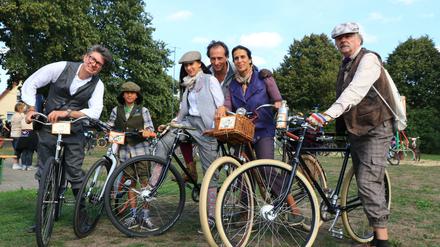 Radrennen "Velo Classico" mit historischen Fahrrädern auf Landstrassen und Waldwegen rund um Ludwigslust.