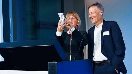 Gabriele Schlimper vom Paritätischen Wohlfahrtsverband ehrte Gerd Nowakowski für sein Engagement.