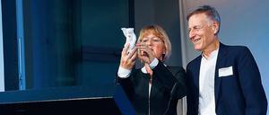 Gabriele Schlimper vom Paritätischen Wohlfahrtsverband ehrte Gerd Nowakowski für sein Engagement.