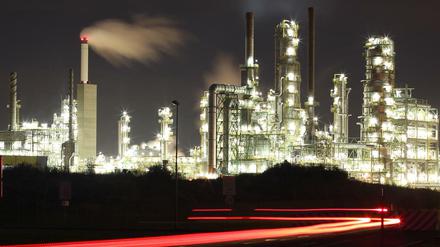 Große Industrieanlagen wie hier in Leuna sind in Ostdeutschland selten.
