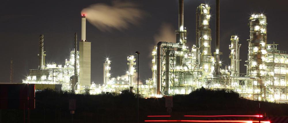Große Industrieanlagen wie hier in Leuna sind in Ostdeutschland selten.