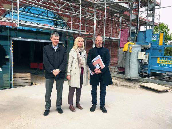 Baustadtrat Jörn Oltmann, Planerin Sabine Slapa und Investor Thomas Bestgen vor der Baustelle