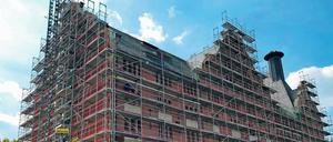 Ein Wahrzeichen Lichtenrades. Im Dezember sollen die Arbeiten an der "Alten Mälzerei" beendet sein.