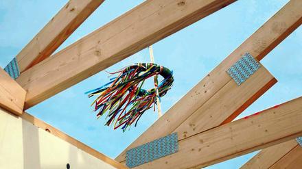 Preiswert zum Richtfest. Wer jetzt ein Haus bauen möchte, kann auf billige Kredite zurückgreifen. 