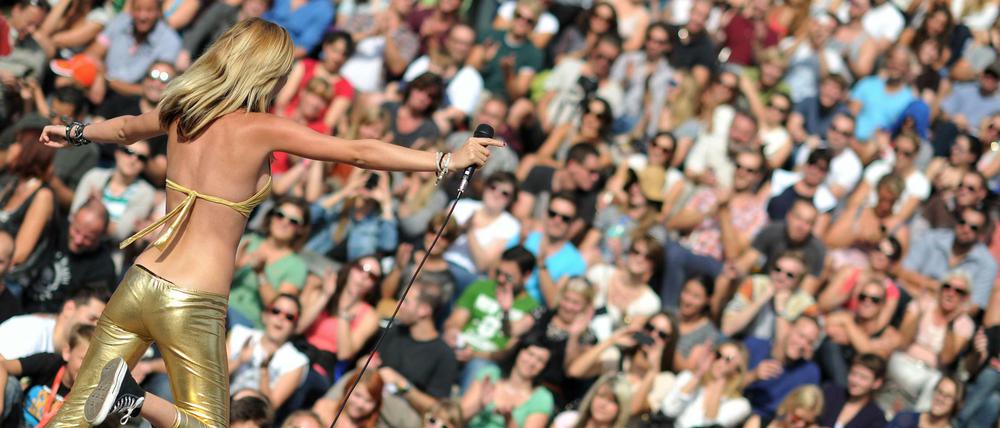Im Berliner Mauerpark gilt eine neue Regel: Karaoke-Singen nur noch in Richtung Osten.