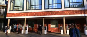 Das Heinz-Bergruen-Gymnasium in Westend änderte 2008 seinen Namen. Zuvor war es nach dem Wehrmachtsgeneral Ernst Hoepner benannt. 