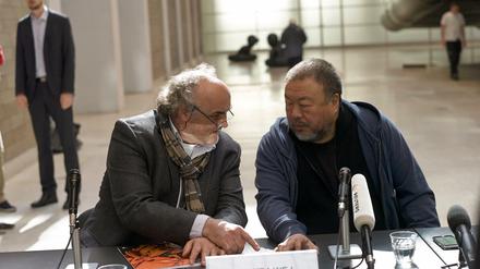 Jiri Fajt (l), damals Direktor der Nationalgalerie, mit dem chinesischen Künstler Ai Weiwei 2017 bei der Eröffnung der Ausstellung "Law of the Journey".