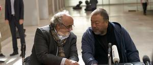 Jiri Fajt (l), damals Direktor der Nationalgalerie, mit dem chinesischen Künstler Ai Weiwei 2017 bei der Eröffnung der Ausstellung "Law of the Journey".