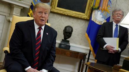 Treibende Kraft: US-Präsident Donald Trump hört auf seinen Sicherheitsberater John Bolton. 