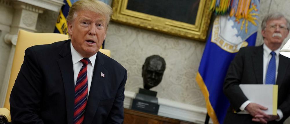 Treibende Kraft: US-Präsident Donald Trump hört auf seinen Sicherheitsberater John Bolton.