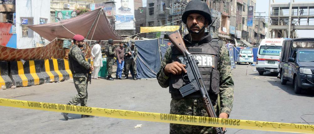 Pakistanische Sicherheitskräfte stehen an der Explosionsstelle in Lahore. 