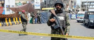 Pakistanische Sicherheitskräfte stehen an der Explosionsstelle in Lahore. 