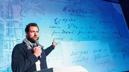 Sebastian Ruff vom Berliner Stadtmuseum stellt die digitalisierten Manuskripte von Theodor Fontane vor. 