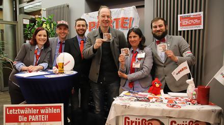 Martin Sonneborn (Mitte) und Mitstreiterinnen bei einer "Partei"-Veranstaltung in Potsdam.