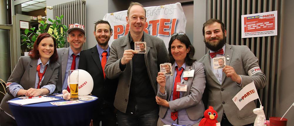 Martin Sonneborn (Mitte) und Mitstreiterinnen bei einer "Partei"-Veranstaltung in Potsdam.