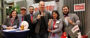 Martin Sonneborn (Mitte) und Mitstreiterinnen bei einer "Partei"-Veranstaltung in Potsdam.