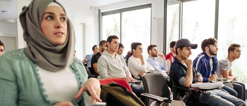 Syrische Geflüchtete informieren sich an der Freien Universität Berlin über Möglichkeiten zu studieren. Integration im Bildungswesen ist nach Meinung der Sachverständigen weiter ein Schwachpunkt.