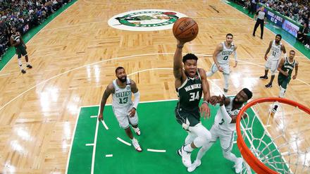 Gleich ist der Ball drin: Giannis Antetokounmpo auf dem Weg zum Korb. 