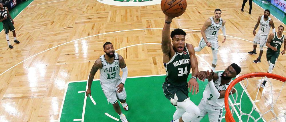 Gleich ist der Ball drin: Giannis Antetokounmpo auf dem Weg zum Korb. 