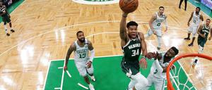 Gleich ist der Ball drin: Giannis Antetokounmpo auf dem Weg zum Korb. 