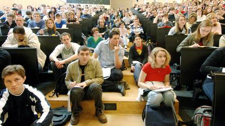 Überfüllter Hörsaal im Jahr 2006 an der Universität Halle.