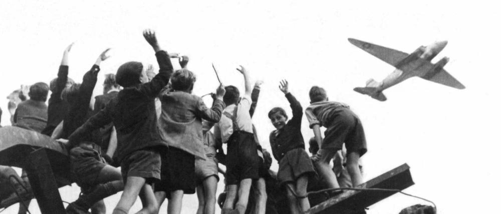 Berlin, 1948: Ein US-amerikanisches Transportflugzeug bringt Versorgungsgüter nach West-Berlin. 